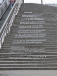 902573 Afbeelding van het gedicht 'Wielertaal' gemaakt door Ruben van Gogh voor 'La Vuelta Holanda 22', op de treden ...